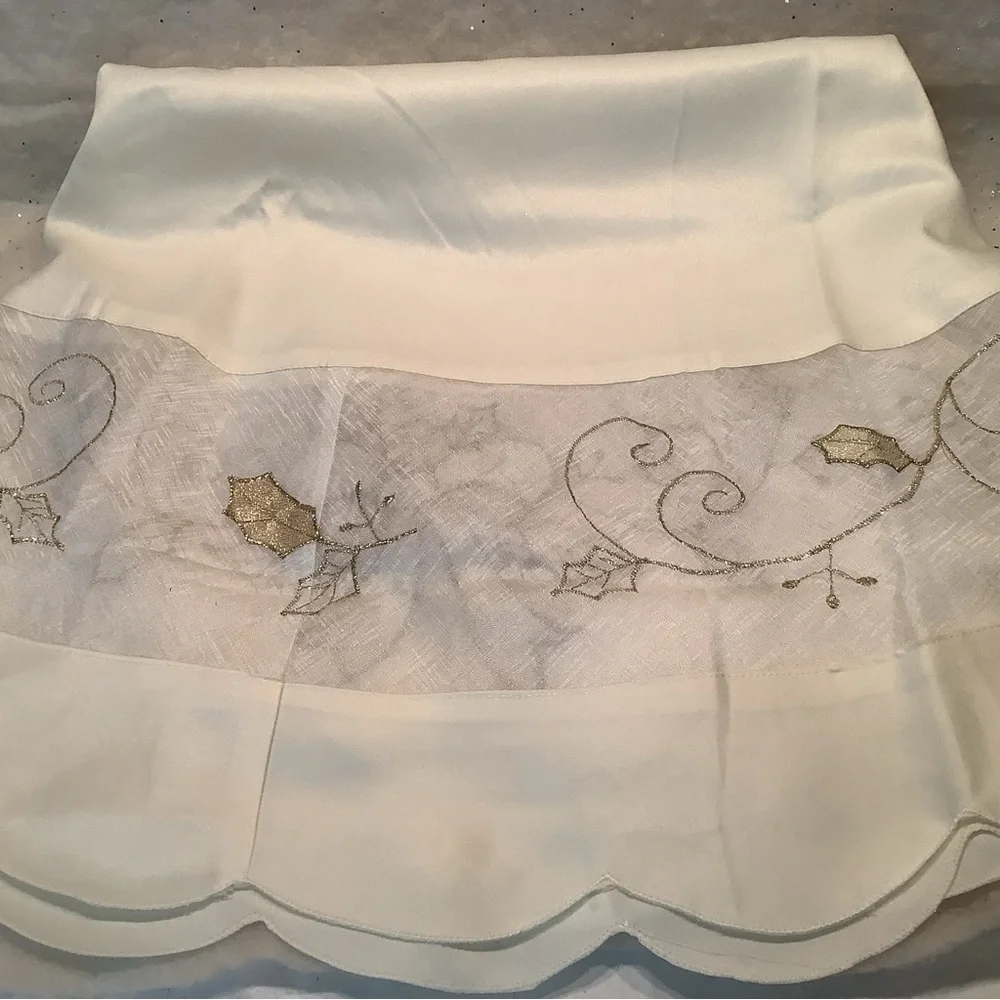 Christmas Tablecloth Metallic Gold Cutwork Scalloped Edge 66” Round Sam Hedaya